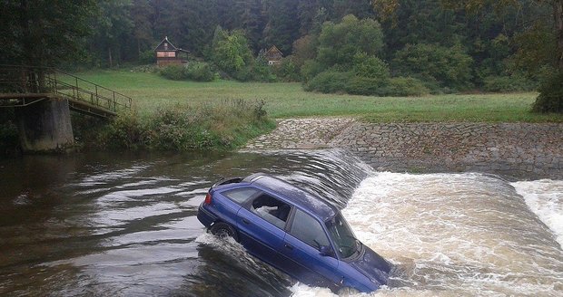 Osobní vůz skončil v řece Volyňce
