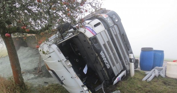 Mlha na Rychnovsku zaskočila řidiče, složky IZS zaměstnaly nehody