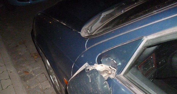 Cizinec v Českém Těšíně ukopával zpětná zrcátka aut, brzy ho dopadli strážníci