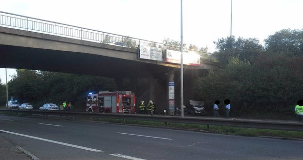 Náraz do mostního pilíře nepřežil u pražského letiště řidič osobního auta