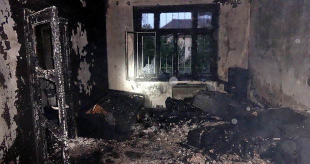 Při požáru bytu v Brně zemřel člověk, další osoby hasiči zachránili