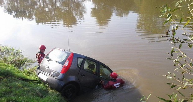 Berounští hasiči vytáhli z řeky Berounky osobní auto