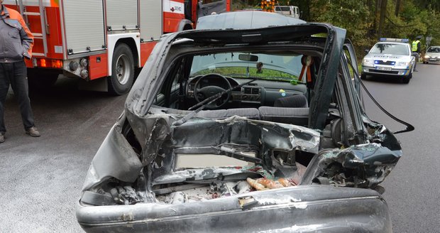 Řidič nákladního vozu uhasil po nehodě hořící osobní auto