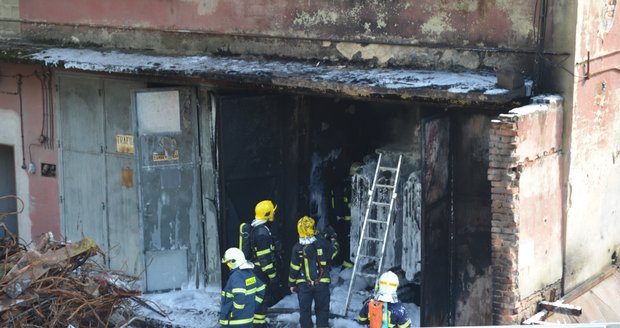 Při požáru trafostanice v Bělé pod Bezdězem vyhlásili hasiči 2. stupeň poplachu