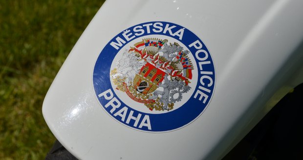Opilý a agresivní muž napadl hlídku pražských strážníků
