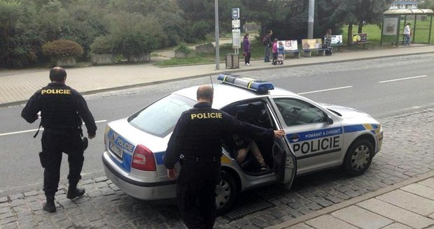 Policisté z OHS Plzeň zadrželi hledanou osobu v „přímém přenosu“ v rádiu