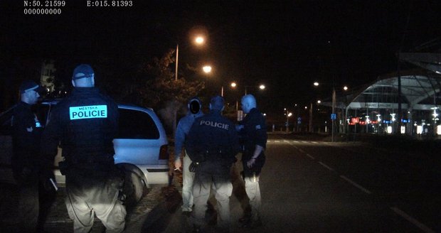 Zfetovaný řidič se snažil ujet a následně utéct hlídce MP Hradec Králové