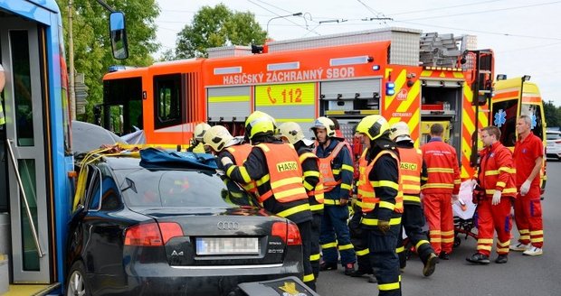 VIDEO: V Ostravě se střetla tramvaj s osobním autem, cestující z tramvaje místo pomoci odešli