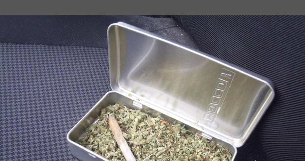 Strážníci z Prahy 1 přistihli za volantem muže se zákazem řízení, u sebe měl krabičku s marihuanou