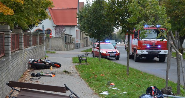 Motocykl v Kladně narazil do zdi, řidič se vážně zranil