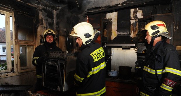 Hasiče a záchranáře zaměstnal v Praze 6 požár bytu
