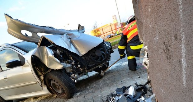Hasiči v Ostravě vyprošťovali řidičku, která s autem narazila do domu