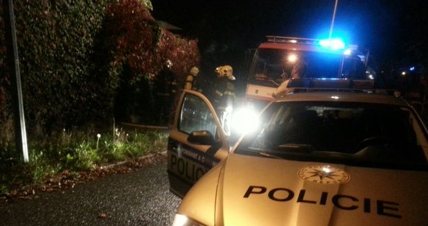 Policisté z PMJ Praha včasně uhasili požár, majiteli domu uchránili majetek