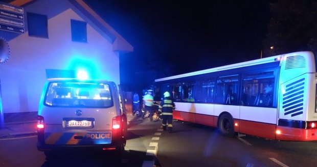 Autobus v pražské Dubči narazil do zdi.
