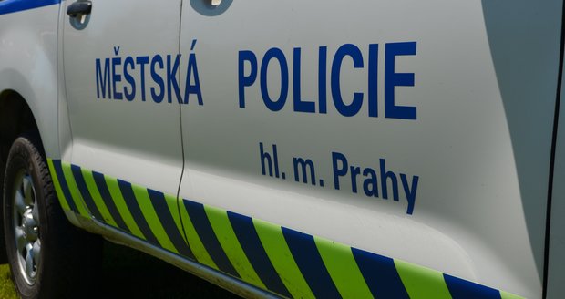 Pražským strážníkům ujíždělo odcizené vozidlo, jednoho muže zadrželi, další utekl