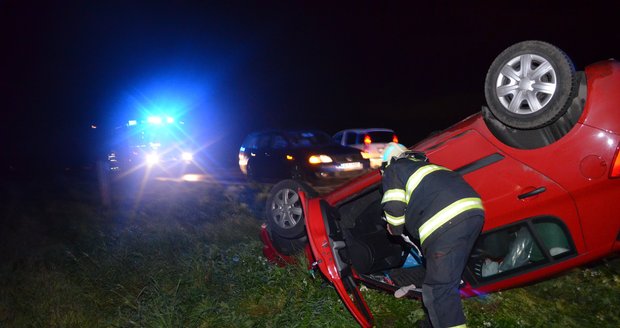 Nehoda osobního vozu se na Praze západ neobešla bez zranění