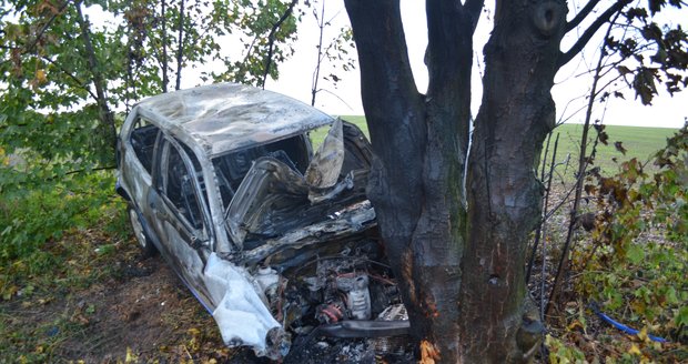 Osobní vůz začal po nárazu do stromu u Úholiček hořet