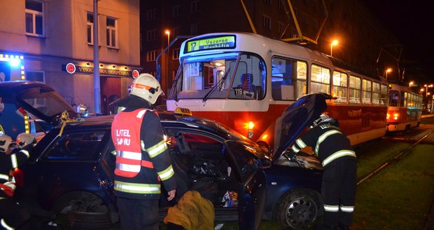 Pražští hasiči museli vyprostit řidiče taxíku, který se srazil s tramvají