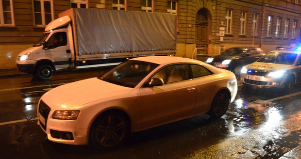 Policistům z PMJ Praha ujíždělo osobní vozidlo, neujelo