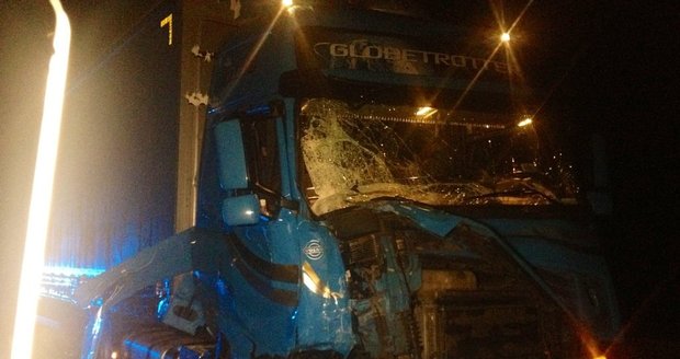 Mezi Velvary a Novou Vsí se srazily dva kamiony, jeden převážel 25 tun dusíku