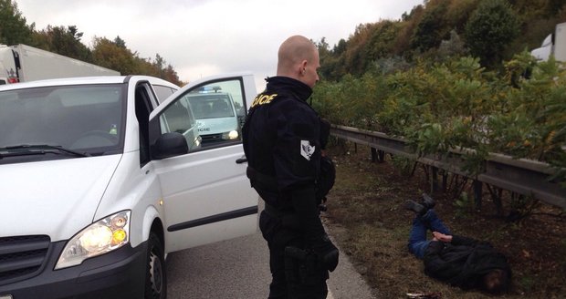 Policisté z PMJ Praha zadrželi na dálnici D8 posádku kradeného Mercedesu