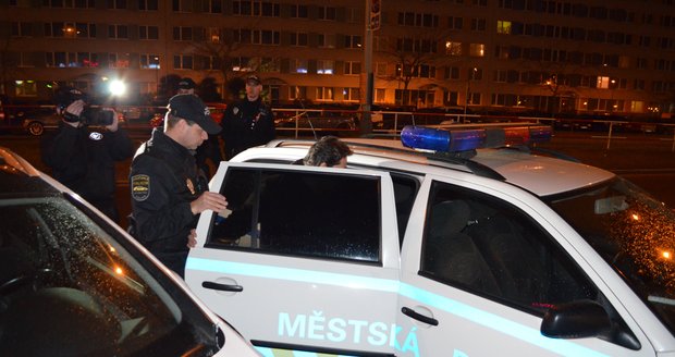 VIDEO: Strážníci z Prahy 11 rozmluvili sebevraždu muži, který se chtěl pobodat nožem
