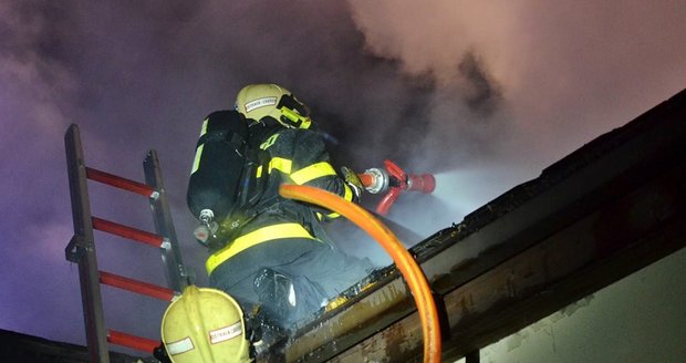 Hasiče v Ostravě zaměstnal požár střechy rodinného domu