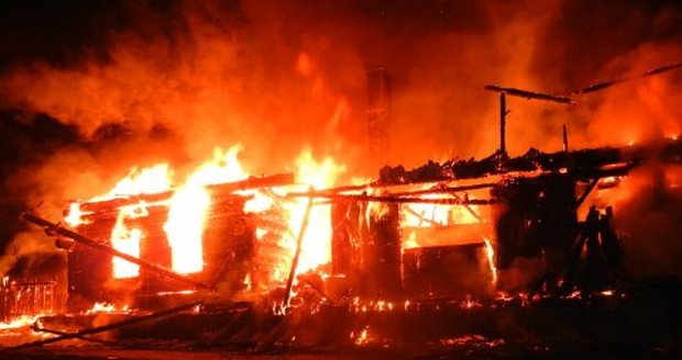 U požáru rekreační chaty na Hrčavě zasahovali hasiči ze 3 států