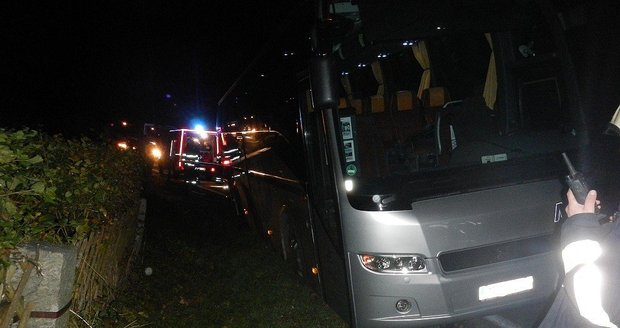 Havárie rakouského autobusu se na jihu Čech obešla bez zranění