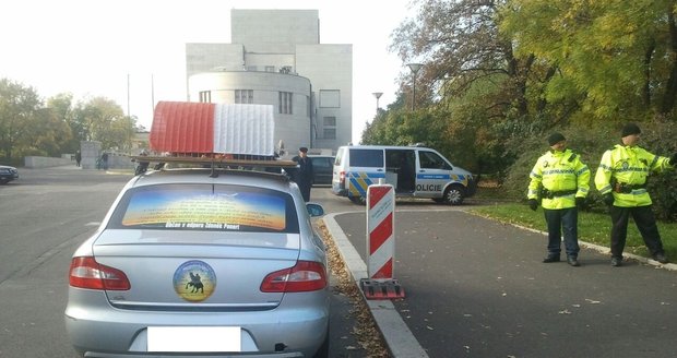 Kontroverzní pražský taxikář najel na Vítkově na příslušníky vojenské policie