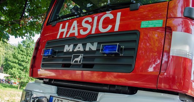 Podezřelou zásilku v jedné z firem na Chrudimsku zajistili hasiči v protichemických oděvech