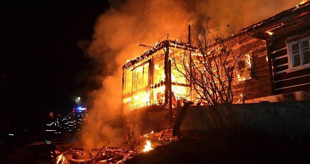 Chatu na Semilsku zachvátil požár, s plameny bojovalo několik jednotek hasičů