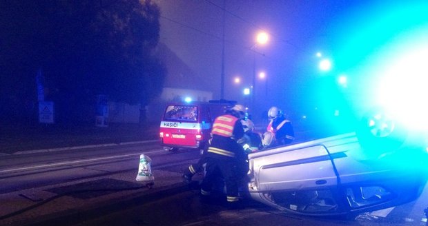 Opilá řidička skončila na nábřeží v Praze s autem na střeše