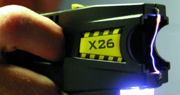 Mladý cizinec s policisty odmítal spolupracovat, když je po převozu na služebnu napadl, použili policisté taser