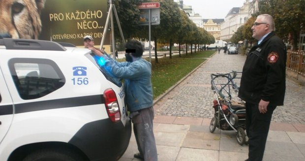 Muž s nožem v ruce honil jiného muže, chtěl mu prý jen vrátit nůž