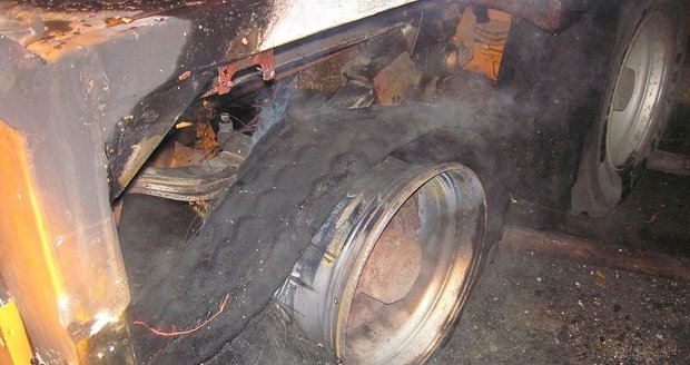 U přívěsu těžkotonážního jeřábu začala hořet pneumatika, škoda je 100 tisíc korun
