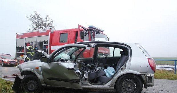 Řidičku museli po nehodě z osobního vozu vyprostit přivolaní hasiči