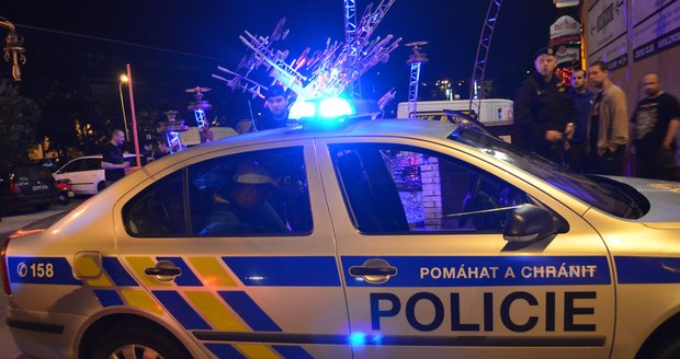 Zatímco šli policisté na Šumpersku prověřit přijaté oznámení, někdo jim před diskotékou odcizil ze služebního vozu poklice