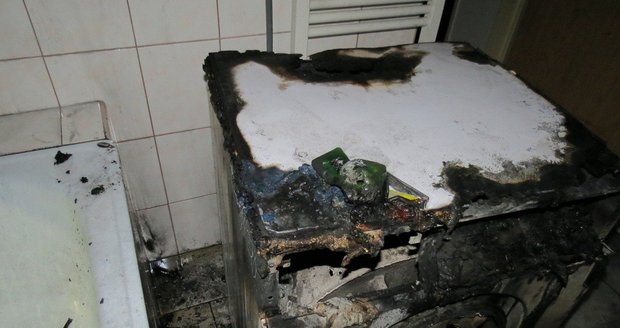 Kvůli požáru muselo opustit své byty 31 lidí, hořet začalo od svíčky