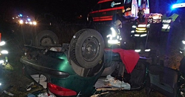 Řidič zůstal po nehodě zaklíněný ve svém voze, lékař mu již nedokázal pomoci