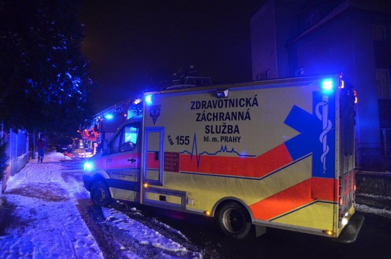 VIDEO: Složky IZS zasahovaly u požáru střechy v Radotíně