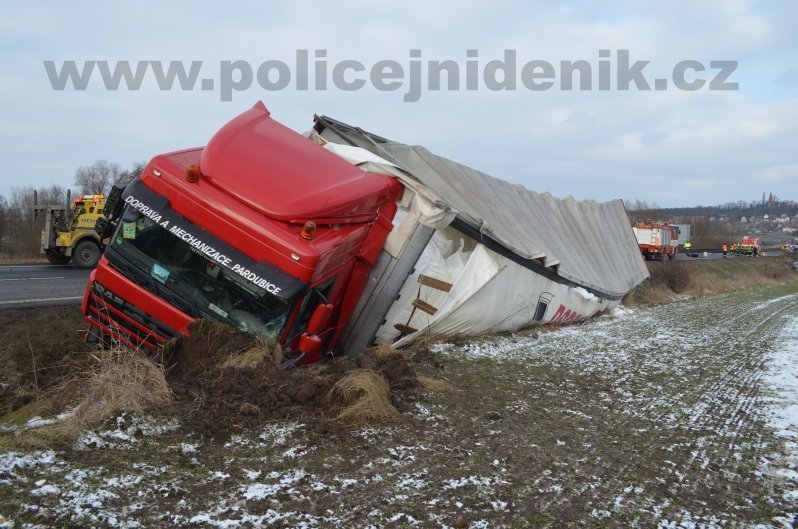Smrtelná nehoda uzavřela silnici u Nové Vsi na Mělnicku