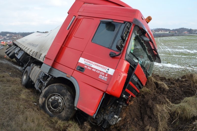 Smrtelná nehoda uzavřela silnici u Nové Vsi na Mělnicku