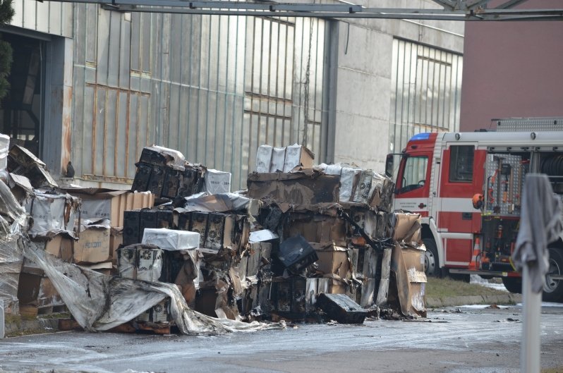 S požárem elektroniky v hale v Pardubicích bojovalo několik jednotek