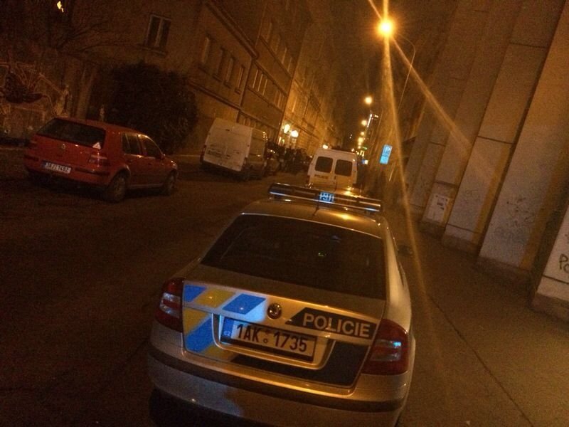 Squateři obsadili dům v Praze, další skupinka napadla policisty
