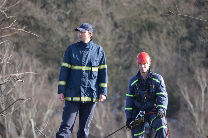 Lidé nalezli v Divoké Šárce mrtvou ženu, k tělu se slanili hasiči
