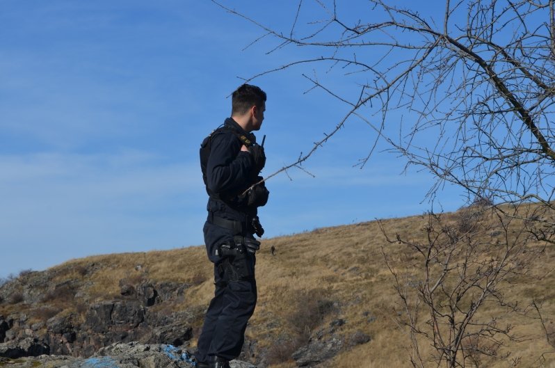 Lidé nalezli v Divoké Šárce mrtvou ženu, k tělu se slanili hasiči