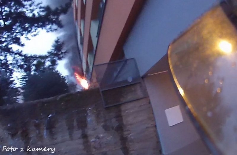 Kvůli požáru bytu v Brně evakuovali z domu desítky osob