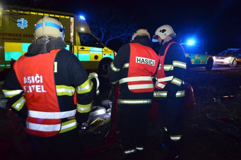 Po nárazu auta do stromu zůstala ve voze zaklíněná žena