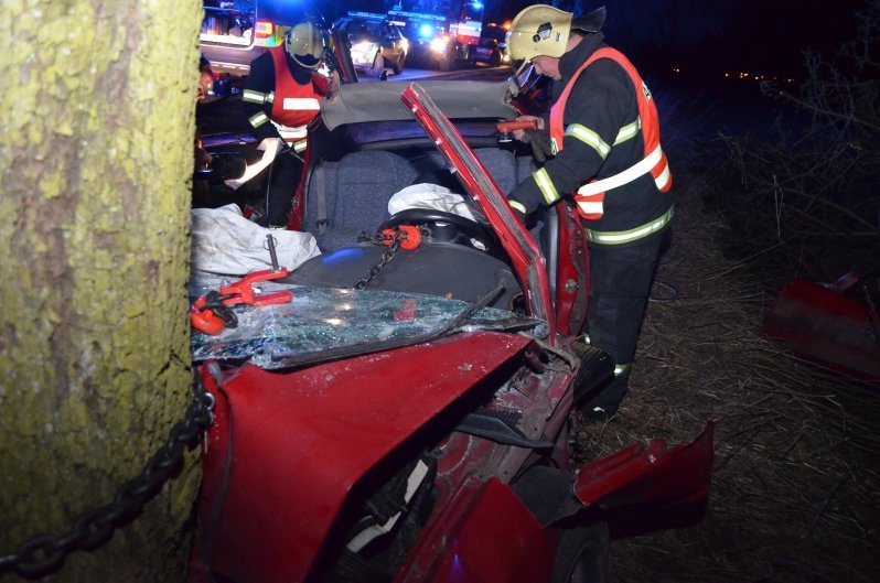 Po nárazu auta do stromu zůstala ve voze zaklíněná žena